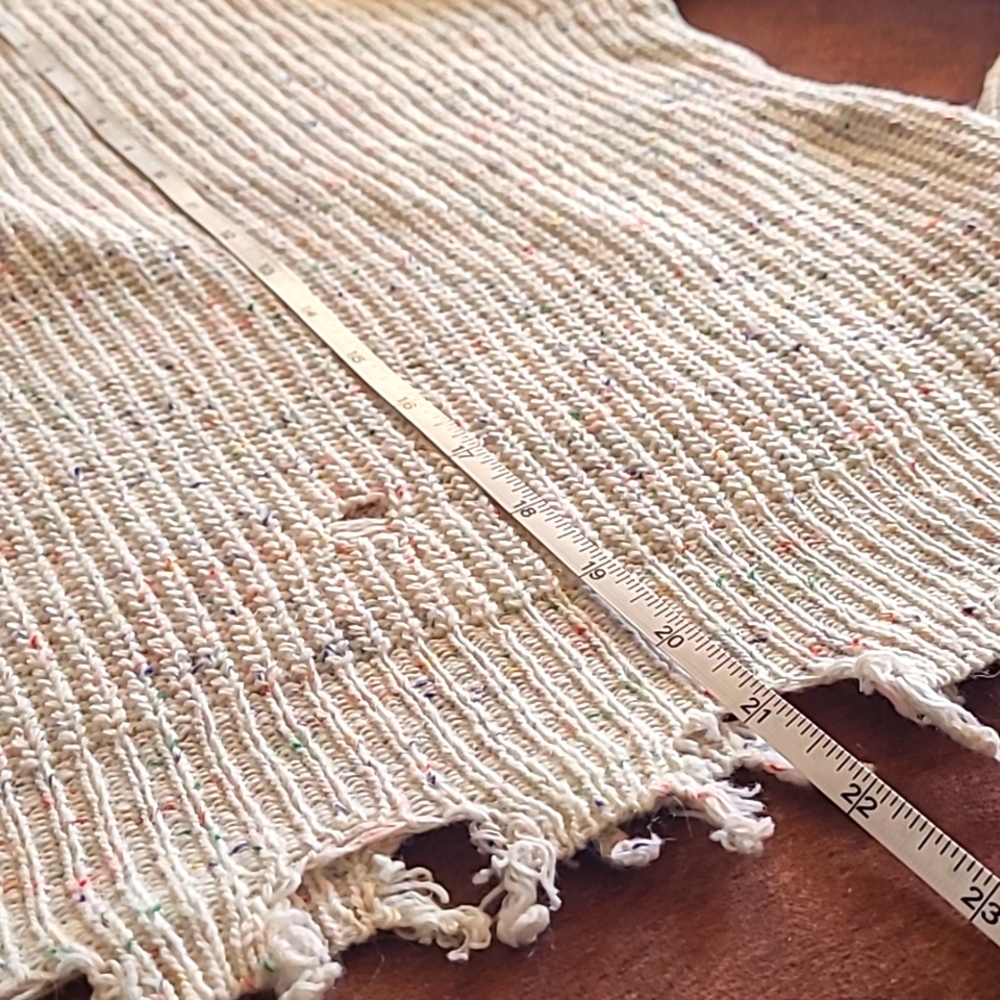 ⭐ $5 ⭐ Destroyed/Frayed Cream Turtleneck Sweater Size Medium - Picture 10 of 10